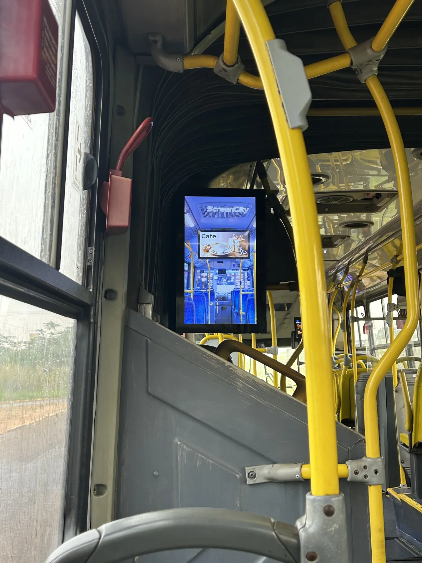 Tela vertical ScreenCity instalada em um ônibus de São Gabriel do Oeste